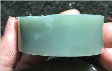 红皮和田玉籽料竟然切出“鸭蛋青”手镯，你看切赢了么？
