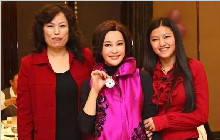 网友：刘晓庆戴的是假和田玉！刘晓庆：我的玉石价值100万