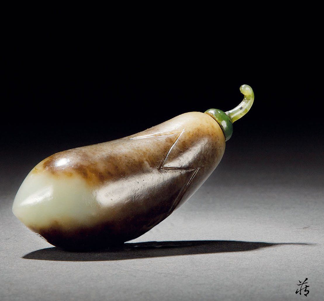 茄子的外形通常都比较长且瘦,取谐音"长寿",所以翡翠茄子有长寿的寓意