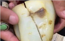 看似完美无瑕的和田玉籽料，切开后悔的肠子都青了！ 
