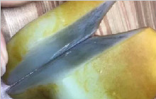 很美的一块红皮白肉和田玉籽料，一刀下去心却碎了！