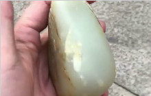 三万块的和田玉籽料切开后......