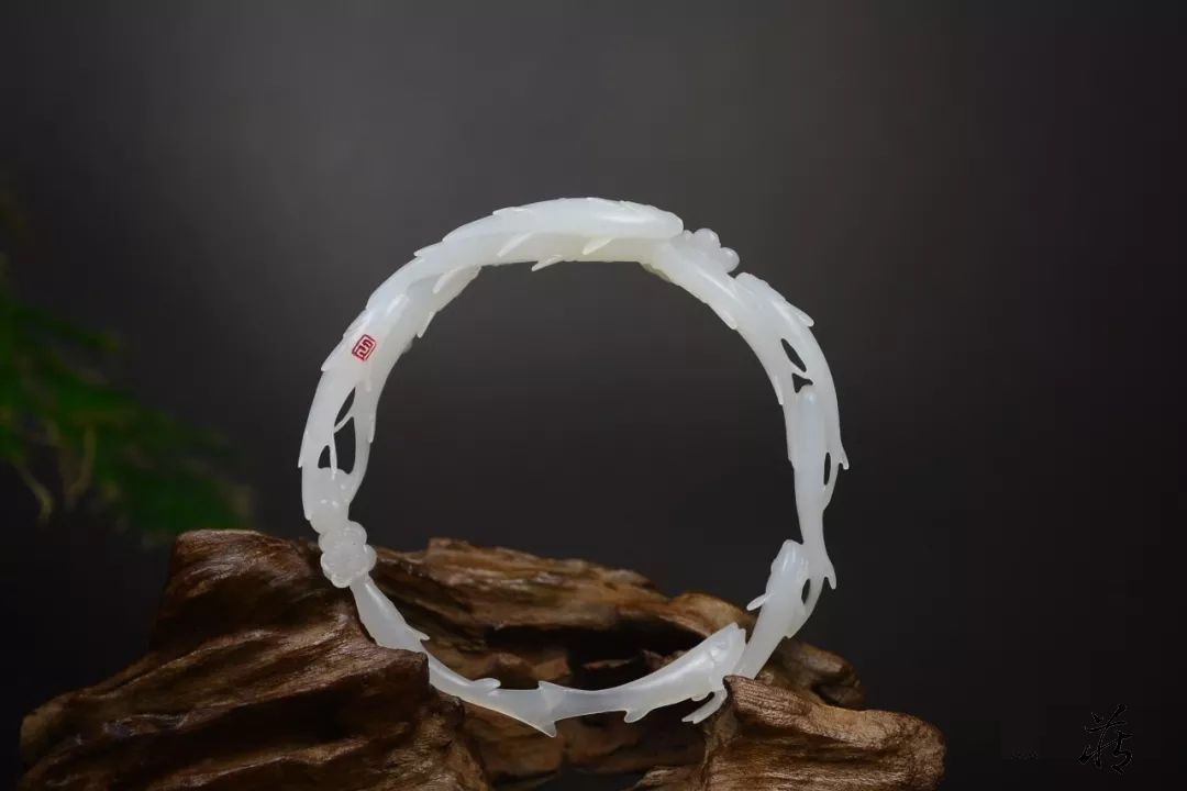 和田玉手镯边角料被他们这样一雕,价值立马翻100倍!