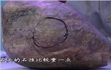 50多斤的“和田玉”在专家面前切开后，全场哗然！
