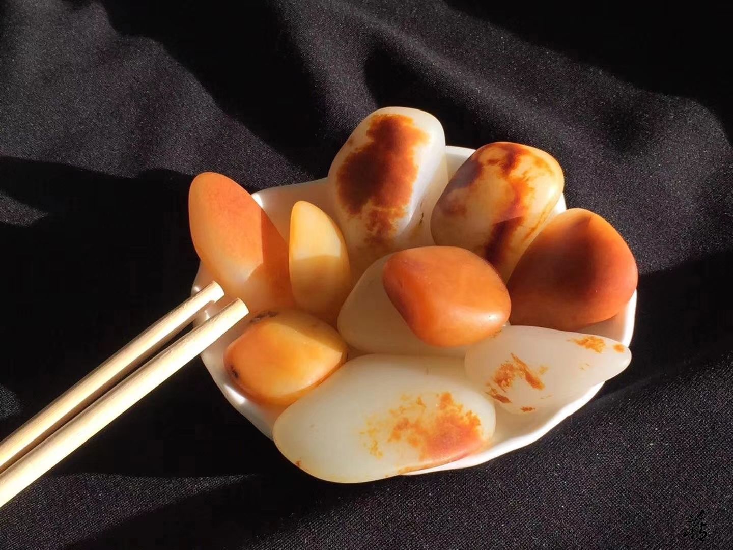 这一盘小汤圆的颜色可真是艳丽,   这应该是油炸的吃法,   看着就色