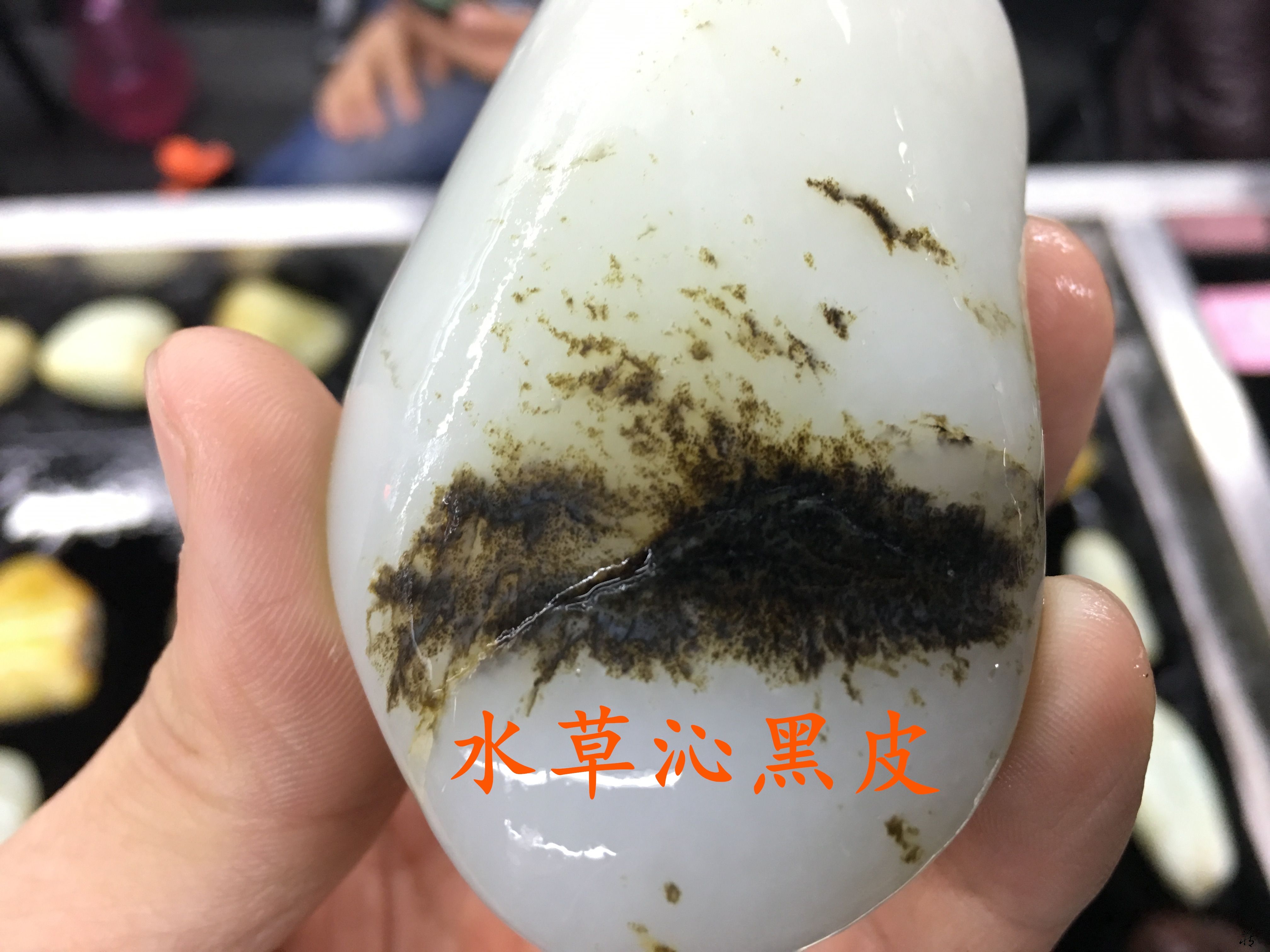 进肉三分古朴沉稳和田玉籽料之老黑皮