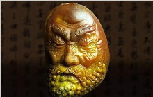 黄沁和田玉罗汉，这种沧桑厚重感结合的真巧妙