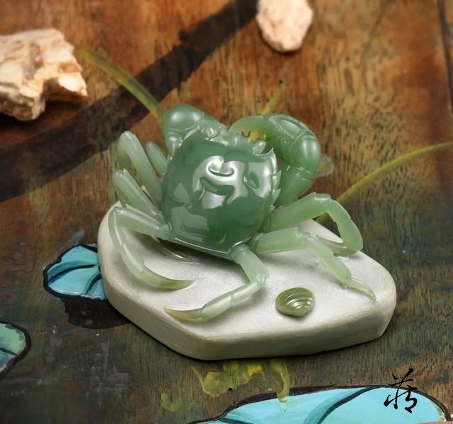 今天我们来看看玉雕师梁峻滔创作的螃蟹作品.
