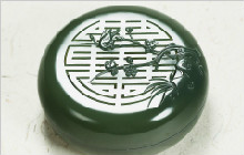 和田玉上最吉祥的汉字：双“喜”、百“福”、万“寿”