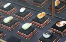今年的和田玉籽料情况如何？他用了一个词：形势严峻