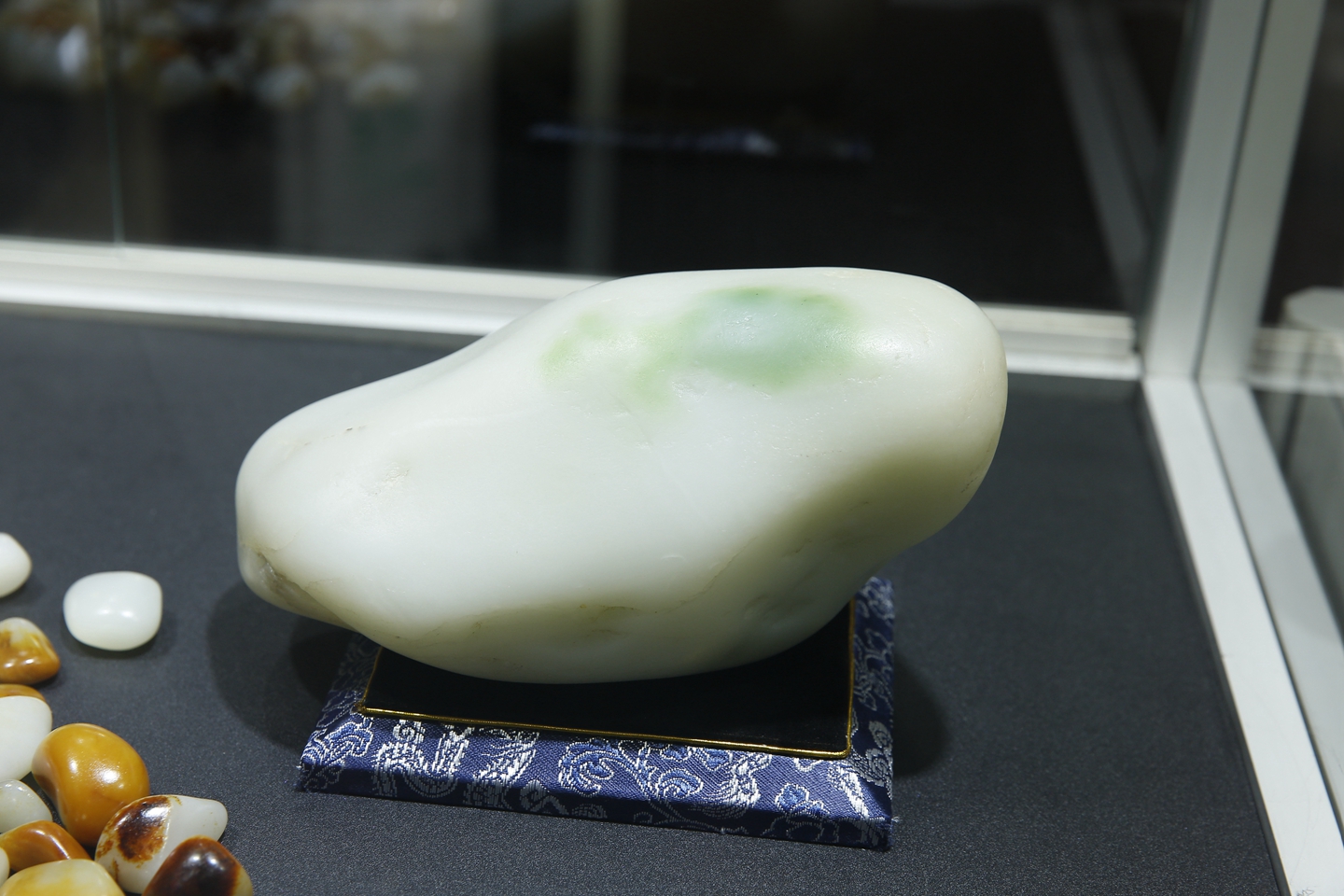 百万级的豪车换一块百万元的玉，要是你，你换不换？