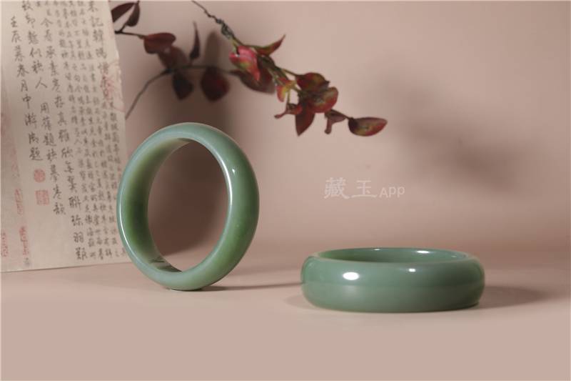 和田玉手镯就这么被摔坏了，摘手镯时这个动作千万不要做
