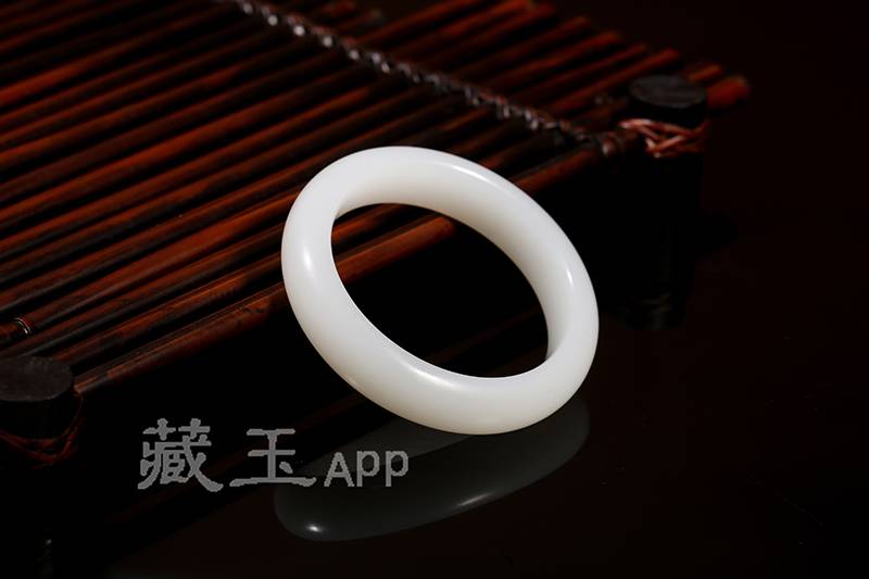 市场涌现了一大批羊脂玉，看到价格后当场崩溃……